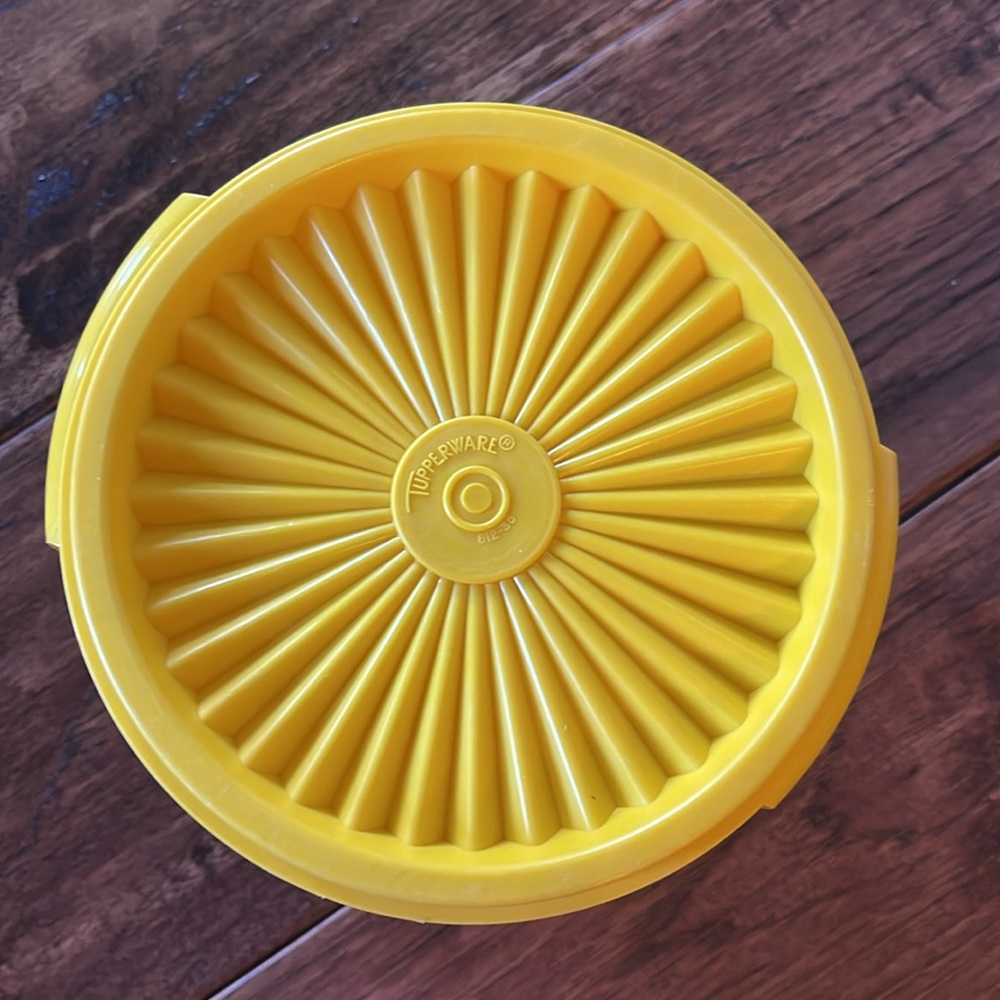 Vintage 1970 Tupperware YELLOW Servalier Container - Picture 6 of 8